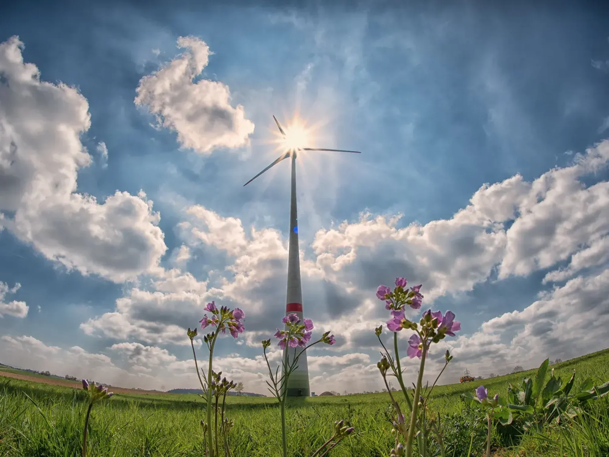 Éolienne dans un champ avec ciel bleu, Luxembourg